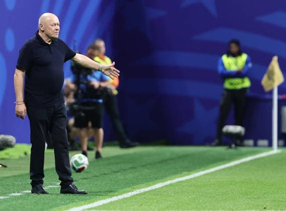 FIFA World Cup, WM, Weltmeisterschaft, Fussball 2026 - Group A - Czechia vs South Africa South Africa s head coach Hugo Broos gestures during the FIFA World Cup 2026 group stage match Czechia against South Africa, in Atlanta, USA, 18 June 2026. ATLANTA United States  Copyright: xRONALDxWITTEKx