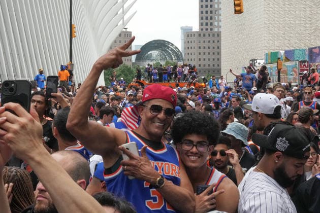 June 18, 2026, New York, New York, USA: Fans look on at the NBA, Basketball Herren, USA Champion New York Knicks Ticker-Tape Parade through the Canyon of Heroes on June 18, 2026 in New York. NBA Champion New York Knicks Ticker-Tape Parade  - ZUMAb148 20260618_zap_b148_019 Copyright: xBryanxSmithx