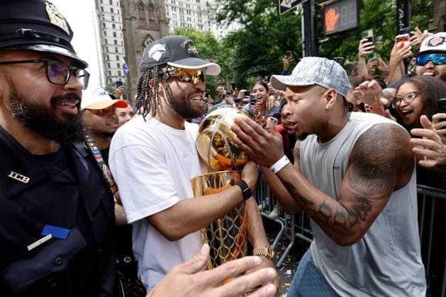New York Knick Captain Jalen Brunson, and New York Knick Deuce McBride hold the Larry O Brien NBA, Basketball Herren, USA Championship Trophy along the Canyon Of Heroes parade route in celebration of the New York Knicks NBA Championship on Thursday, June 18, 2026 in New York City. The New York Knicks won the NBA championship defeating the San Antonio Spurs in Game 5 of the NBA Finals to break a 53-year championship drought.  NYP20260618304 PETERxFOLEY