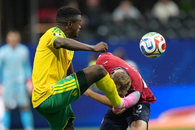 Czechia v South Africa - FIFA World Cup, WM, Weltmeisterschaft, Fussball 2026 - Group A ATLANTA, UNITED STATES - JUNE 18: Lukas Cerv (12) of Czechia in action against Teboho Mokoena (4) of South Africa during the 2026 FIFA World Cup First Stage Group A match between Czechia and South Africa at Mercedes-Benz Stadium (Atlanta Stadium) in Atlanta, Georgia, United States on June 18, 2026. Evrim Aydin Anadolu Georgia United States. Editorial use only. Please get in touch for any other usage.  Copyright: x2026xAnadoluxEvrimxAydinx