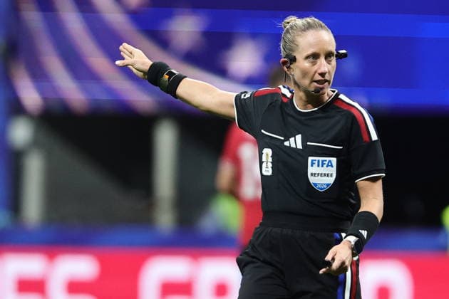 FIFA World Cup, WM, Weltmeisterschaft, Fussball 2026 - Group A - Czechia vs South Africa Referee Tori Penso gestures during the FIFA World Cup 2026 group stage match Czechia against South Africa, in Atlanta, USA, 18 June 2026. ATLANTA United States  Copyright: xRONALDxWITTEKx
