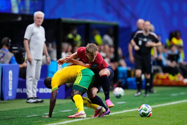 Czechia v South Africa: Group A - FIFA World Cup, WM, Weltmeisterschaft, Fussball 2026 Aubrey Modiba of South Africa and Lukas Cerv of Czechia compete for the ball during the FIFA World Cup 2026 Group A match between Czechia and South Africa at Atlanta Stadium on June 18, 2026 in Atlanta, Georgia. Atlanta GA United States  Copyright: xJosexBretonx originalFilename:bretonhernandez-czechiav260618_npBXH.jpg