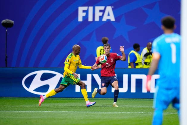 Czechia v South Africa - FIFA World Cup, WM, Weltmeisterschaft, Fussball 2026 - Group A ATLANTA, UNITED STATES - JUNE 18: Khuliso Mudau of South Africa and Alexandr Sojka of Czechia compete for the ball during the 2026 FIFA World Cup First Stage Group A match between Czechia and South Africa at Mercedes-Benz Stadium (Atlanta Stadium) in Atlanta, Georgia, United States on June 18, 2026. Jose Hernandez Anadolu Georgia United States. Editorial use only. Please get in touch for any other usage.  Copyright: x2026xAnadoluxJosexHernandezx