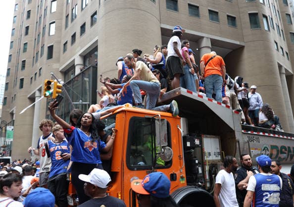 June 18, 2026, New York City, New York, USA: New Yorkers around area of City Hall during parade after the New York Knicks win their first NBA, Basketball Herren, USA championship in 53 years, in Manhattan, New York, United States. New York City USA - ZUMAc278 20260618_zsp_c278_012 Copyright: xMarcinxCholewinskix