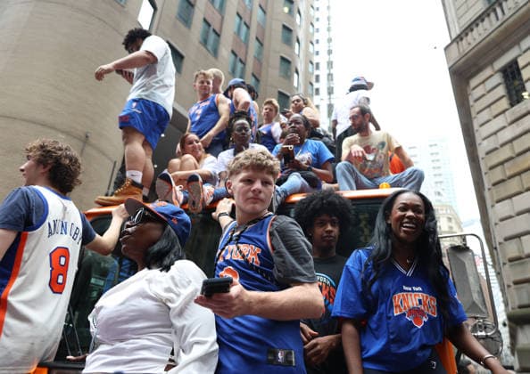 June 18, 2026, New York City, New York, USA: New Yorkers around area of City Hall during parade after the New York Knicks win their first NBA, Basketball Herren, USA championship in 53 years, in Manhattan, New York, United States. New York City USA - ZUMAc278 20260618_zsp_c278_013 Copyright: xMarcinxCholewinskix