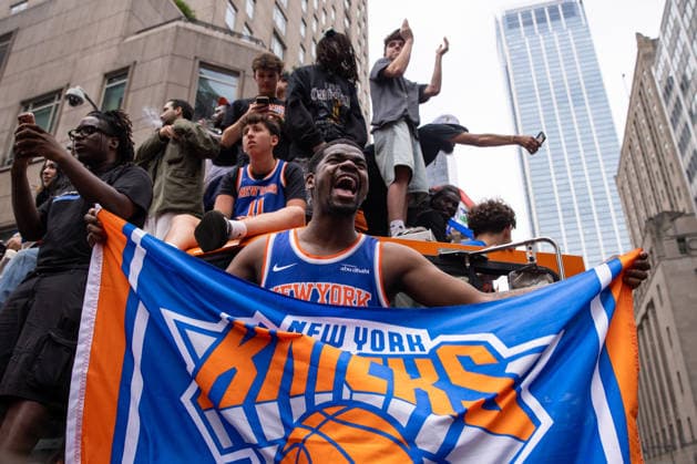 New York Knicks ticker-tape parade in New York NEW YORK, UNITED STATES - JUNE 18: New York Knicks supporters march during a New York Knicks ticker-tape parade and celebration in New York, USA on June 18, 2206. Mostafa Bassim Anadolu New York United States. Editorial use only. Please get in touch for any other usage.  Copyright: x2026xAnadoluxMostafaxBassimx