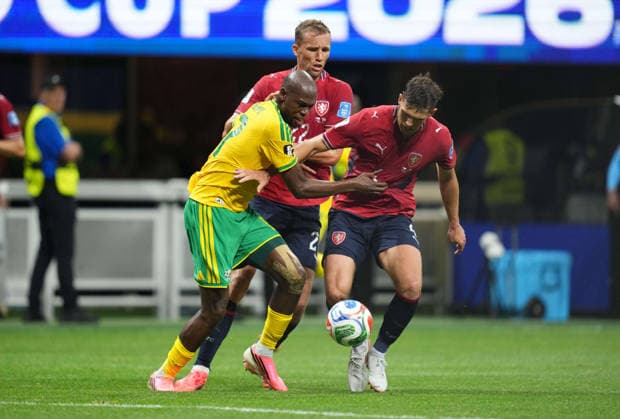 Robin Hranac of the Czech Republic and Evidence Makgopa of South Africa battle for the ball during the Czech Republic vs. South Africa match in Group A of the 2026 FIFA World Cup at Atlanta Stadium in Atlanta, United States, on June 18, 2026. Photo by DeFodi Images, Thor Wegner.,detected_source_language