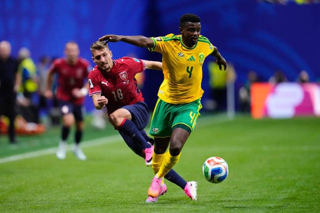 June 18, 2026, Arlington, Texas, United States: Michal Sadilek of Czechia and Teboho Mokoena of South Africa compete for the ball during the FIFA World Cup, WM, Weltmeisterschaft, Fussball 2026 Group A match between Czechia and South Africa at Atlanta Stadium on June 18, 2026 in Atlanta, Georgia. Arlington United States - ZUMAa181 20260618_zaa_a181_036 Copyright: xJosexBretonx