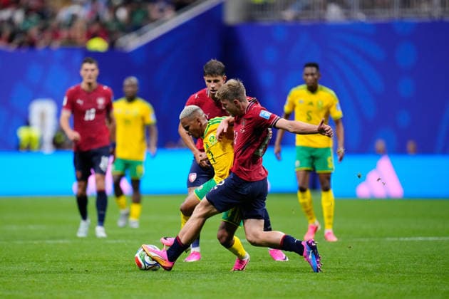 Czechia v South Africa: Group A - FIFA World Cup, WM, Weltmeisterschaft, Fussball 2026 Oswin Appollis of South Africa and Lukas Cerv of Czechia compete for the ball during the FIFA World Cup 2026 Group A match between Czechia and South Africa at Atlanta Stadium on June 18, 2026 in Atlanta, Georgia. Atlanta GA United States  Copyright: xJosexBretonx originalFilename:bretonhernandez-czechiav260618_npzFO.jpg