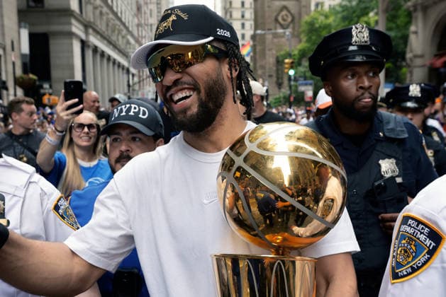 New York Knick Captain Jalen Brunson carries the Larry O Brien NBA, Basketball Herren, USA Championship Trophy along the Canyon Of Heroes parade route in celebration of the New York Knicks NBA Championship on Thursday, June 18, 2026 in New York City. The New York Knicks won the NBA championship defeating the San Antonio Spurs in Game 5 of the NBA Finals to break a 53-year championship drought.  NYP202606183011 PETERxFOLEY