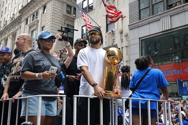 New York Knick Captain Jalen Brunson holds the Larry O Brien NBA, Basketball Herren, USA Championship Trophy along the Canyon Of Heroes parade route in celebration of the New York Knicks NBA Championship on Thursday, June 18, 2026 in New York City. The New York Knicks won the NBA championship defeating the San Antonio Spurs in Game 5 of the NBA Finals to break a 53-year championship drought.  NYP20260618308 PETERxFOLEY