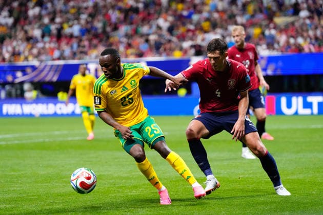 Czechia v South Africa: Group A - FIFA World Cup, WM, Weltmeisterschaft, Fussball 2026 Kamogelo Sebelebele of South Africa and Robin Hranac of Czechia compete for the ball during the FIFA World Cup 2026 Group A match between Czechia and South Africa at Atlanta Stadium on June 18, 2026 in Atlanta, Georgia. Atlanta GA United States  Copyright: xJosexBretonx originalFilename:bretonhernandez-czechiav260618_np8Bz.jpg