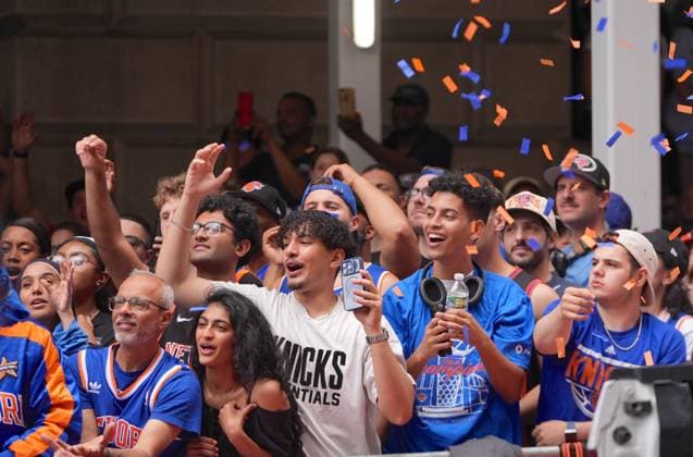 New York Knicks Championship Parade and Ceremony NEW YORK, UNITED STATES - JUNE 18: New York Knicks fans attend the New York Knicks Championship ticker tape parade and victory rally celebrating winning the 2026 NBA, Basketball Herren, USA Finals after 53 years on June 18, 2026 in New York City, U.S. Selcuk Acar Anadolu New York United States. Editorial use only. Please get in touch for any other usage.  Copyright: x2026xAnadoluxSelcukxAcarx
