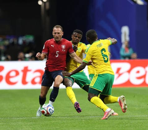 Football - FIFA World Cup, WM, Weltmeisterschaft, Fussball 2026 - South Africa v Czechia - Atlanta, USA. Teboho Mokoena of South Africa in action against Vladimir Coufal of Czechia during the FIFA World Cup 2026 match between South Africa and Czechia at Atlanta Stadium, Atlanta, USA on 18 June 2026. Atlanta USA  Copyright: xMatrixxImagesx xLynnexGleesonx