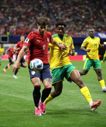 Football - FIFA World Cup, WM, Weltmeisterschaft, Fussball 2026 - South Africa v Czechia - Atlanta, USA. Ime Okon of South Africa in action against Adam Hlozek of Czechia during the FIFA World Cup 2026 match between South Africa and Czechia at Atlanta Stadium, Atlanta, USA on 18 June 2026. Atlanta USA  Copyright: xMatrixxImagesx xLynnexGleesonx