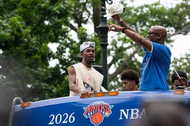 June 18, 2026, Bronx, New York, USA: Terrell Owens attends ticker-tape parade honoring Knicks basketball team winning NBA, Basketball Herren, USA Championship for 2025-2026 season in Canyon of Heroes from Battery Park along Lower Broadway to the City Hall in New York, NY on June 18, 2026. The Knicks captured their first NBA championship in 53 years and thousand of fans lined up to see their best team in decades. Ticker-Tape Parade For The Knicks Basketball Team  - ZUMAr339 20260618_znp_r339_035 Copyright: xLevxRadinx
