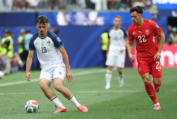 FIFA World Cup, WM, Weltmeisterschaft, Fussball 2026 - Group B - Switzerland vs Bosnia and Herzegovina Kerim Alajbegovic of Bosnia and Herzegovina (L) and Fabian Rieder of Switzerland in action during the FIFA World Cup 2026 group stage match Switzerland against Bosnia and Herzegovina, in Los Angeles, USA, 18 June 2026. LOS ANGELES United States  Copyright: xCRISTOPHERxTORRESx