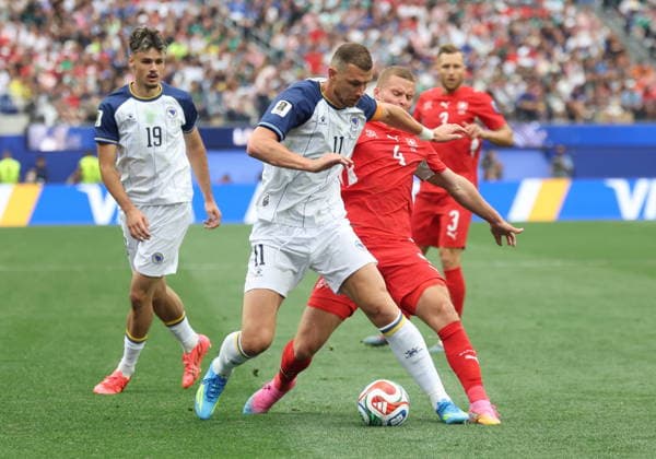 FIFA World Cup, WM, Weltmeisterschaft, Fussball 2026 - Group B - Switzerland vs Bosnia and Herzegovina Edin Dzeko of Bosnia and Herzegovina (L) and Nico Elvedi of Switzerland in action during the FIFA World Cup 2026 group stage match Switzerland against Bosnia and Herzegovina, in Los Angeles, USA, 18 June 2026. LOS ANGELES United States  Copyright: xCRISTOPHERxTORRESx