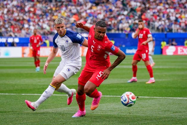 USA Soccer 2026 FIFA World Cup Group Stage Group B Switzerland vs. Bosnia and Herzegovina Los Angeles Stadium (SoFi Stadium) Inglewood, Los Angeles County, California Manuel Akanji (Switzerland), 5 Ermedin Demirovic (Bosnia and Herzegovina), 10,detected_source_language Copyright: xJOERANxSTEINSIEKx