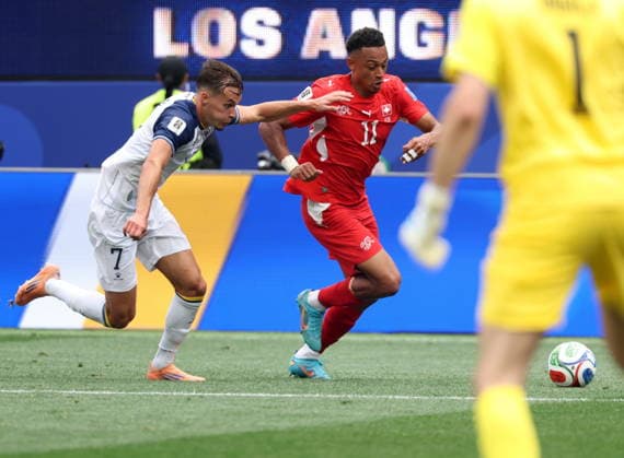 FIFA World Cup, WM, Weltmeisterschaft, Fussball 2026 - Group B - Switzerland vs Bosnia and Herzegovina Amar Dedic of Bosnia and Herzegovina (L) and Dan Ndoye of Switzerland in action during the FIFA World Cup 2026 group stage match Switzerland against Bosnia and Herzegovina, in Los Angeles, USA, 18 June 2026. LOS ANGELES United States  Copyright: xCRISTOPHERxTORRESx