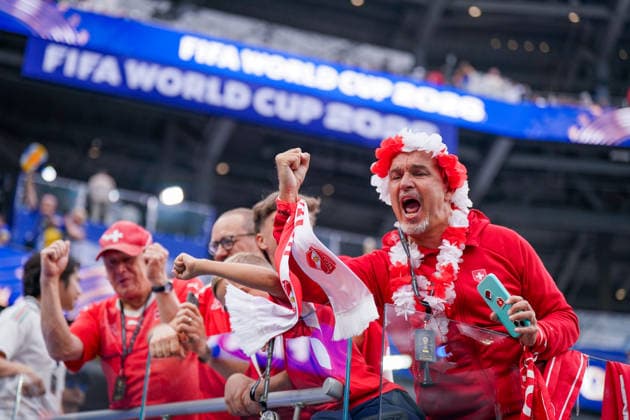 USA: Fußball FIFA World Cup, WM, Weltmeisterschaft, Fussball 2026 Gruppenphase Gruppe B Schweiz vs Bosnien-Herzegowina Los Angeles Stadium SoFi Stadium (Inglewood, Los Angeles County, Kalifornien): Schweizer Fans feiern und feuern ihre Mannschaft von den Rängen aus an. Anhänger in roten Nationalfarben jubeln mit erhobenen Fäusten und sorgen für emotionale Stimmung auf der Tribüne. Fußballfans, Fankultur, Supporters, Schweiz, Schweizer Nationalmannschaft, Fanblock, Jubel, Emotionen, Stadionatmosphäre, WM 2026, Zuschauer, Familie, Leidenschaft, Fußballbegeisterung, Community, Sportevent, Impression. *** USA Soccer 2026 FIFA World Cup Group Stage Group B Switzerland vs. Bosnia and Herzegovina Los Angeles Stadium (SoFi Stadium) Inglewood, Los Angeles County, California Swiss fans celebrate and cheer on their team from the stands Supporters dressed in the national red cheer with raised fists, creating an emotional atmosphere in the stands Soccer fans, fan culture, supporters, Switzerland, Swiss national team, fan section, cheering, emotions, stadium atmosphere, 2026 World Cup, spectators, family, passion, soccer enthusiasm, community, sporting event, impression,detected_source_language Copyright: xJOERANxSTEINSIEKx