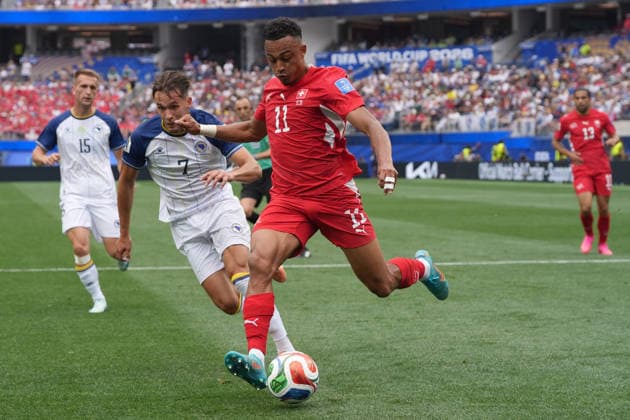 Dan Ndoye (C) of Switzerland vies for the ball with Amar Dedic (L) of Bosnia and Herzegovina a Group B match of the 2026 FIFA World Cup, WM, Weltmeisterschaft, Fussball between Switzerland and Bosnia and Herzegovina, at SoFi Stadium in Los Angeles, United States,18 June 2026. FIFA World Cup 2026 - Group B - Switzerland vs Bosnia and Herzegovina !ACHTUNG: NUR REDAKTIONELLE NUTZUNG!  Copyright: xOmarxAlonsox AMDEP6919 20260618-55020639671_1