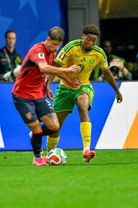 South Africa and Czechia Contest Possession in Group A Match ATLANTA, GA - JUNE 18: Czechia s Adam Hlozek (9) shields the ball under pressure from South Africa s Mothobi Mvala (21) during the FIFA World Cup, WM, Weltmeisterschaft, Fussball 2026 Group A football match between Czechia and South Africa at the Atlanta Stadium in Atlanta, Georgia, on June 18, 2026. Atlanta US Copyright: x xwalidxibrahimx xJNAxPressx