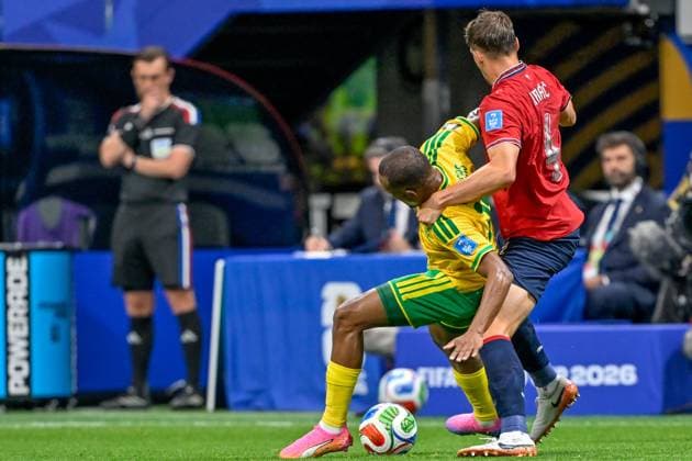 South Africa and Czechia Contest Possession in Group A Match ATLANTA, GA - JUNE 18: South Africa s player (15) slides to challenge for the ball with Czechia s Robin Hranac (4) during the FIFA World Cup, WM, Weltmeisterschaft, Fussball 2026 Group A football match between Czechia and South Africa at the Atlanta Stadium in Atlanta, Georgia, on June 18, 2026. Copyright: x xwalidxibrahimx xJNAxPressx