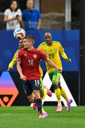 South Africa and Czechia Contest Possession in Group A Match Czechia s David Tomasek 18 challenges for a header under pressure from South Africa s Khuliso Mudau 20 during the FIFA World Cup, WM, Weltmeisterschaft, Fussball 2026 Group A football match between Czechia and South Africa at the Atlanta Stadium in Atlanta, Georgia on June 18, 2026. Atlanta US Copyright: x xwalidxibrahimx xJNAxPressx