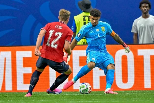South Africa and Czechia Contest Possession in Group A Match ATLANTA, GA - JUNE 18: South Africa s goalkeeper Ronwen Williams (1) clears the ball under pressure from Czechia s Lukas Cerv (12) during the FIFA World Cup, WM, Weltmeisterschaft, Fussball 2026 Group A football match between Czechia and South Africa at the Atlanta Stadium in Atlanta, Georgia, on June 18, 2026. Atlanta US Copyright: x xwalidxibrahimx xJNAxPressx
