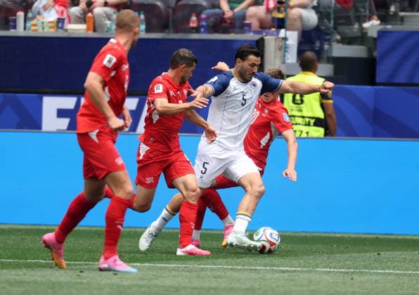 FIFA World Cup, WM, Weltmeisterschaft, Fussball 2026 - Group B - Switzerland vs Bosnia and Herzegovina Sead Kolasinac of Bosnia and Herzegovina (C) in action during the FIFA World Cup 2026 group stage match Switzerland against Bosnia and Herzegovina, in Los Angeles, USA, 18 June 2026. LOS ANGELES United States  Copyright: xCRISTOPHERxTORRESx