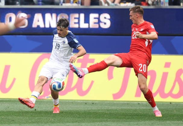 FIFA World Cup, WM, Weltmeisterschaft, Fussball 2026 - Group B - Switzerland vs Bosnia and Herzegovina Kerim Alajbegovic of Bosnia and Herzegovina (L) and Michel Aebischer of Switzerland in action during the FIFA World Cup 2026 group stage match Switzerland against Bosnia and Herzegovina, in Los Angeles, USA, 18 June 2026. LOS ANGELES United States  Copyright: xCRISTOPHERxTORRESx