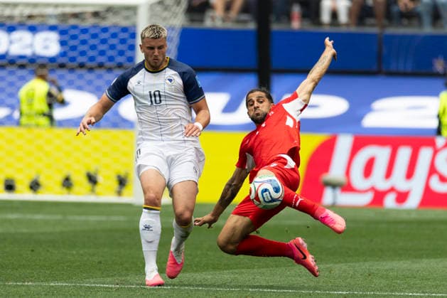 June 18, 2026, Los Angeles, California, USA: Bosnia and Herzegovina Ermedin Demirovic (10) and Switzerland Eray Comert (13) vie for the ball during the FIFA World Cup, WM, Weltmeisterschaft, Fussball Group B soccer match at SoFi Stadium in Inglewood, Calif., Thursday, June 18, 2026. Los Angeles USA - ZUMAc68_ 20260618_zaf_c68_010 Copyright: xRingoxChiux