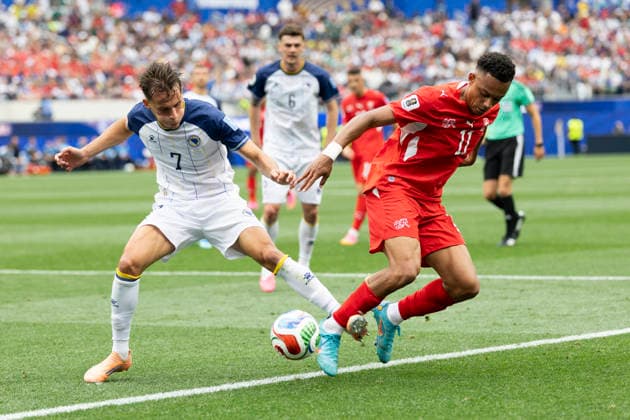 June 18, 2026, Los Angeles, California, USA: Switzerland Ruben Vargas (11) in actions against Bosnia and Herzegovina Amar Dedic (7) during the FIFA World Cup, WM, Weltmeisterschaft, Fussball Group B soccer match at SoFi Stadium in Inglewood, Calif., Thursday, June 18, 2026. Los Angeles USA - ZUMAc68_ 20260618_zaf_c68_016 Copyright: xRingoxChiux