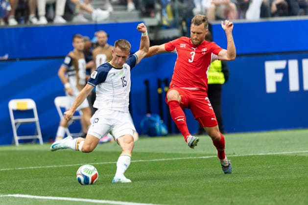 June 18, 2026, Los Angeles, California, USA: Bosnia and Herzegovina Amar Memic (15) in actions against Switzerland Manuel Akanji (3) during the FIFA World Cup, WM, Weltmeisterschaft, Fussball Group B soccer match at SoFi Stadium in Inglewood, Calif., Thursday, June 18, 2026. Los Angeles USA - ZUMAc68_ 20260618_zaf_c68_021 Copyright: xRingoxChiux
