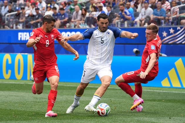 Remo Freuler (L) and Michel Aebischer (R) from Switzerland compete for the ball with Sead Kolasinac (C) from Bosnia and Herzegovina, during a Group B match of the 2026 FIFA World Cup, WM, Weltmeisterschaft, Fussball between Switzerland and Bosnia and Herzegovina, at SoFi Stadium in Los Angeles, United States,18 June 2026. FIFA World Cup 2026 - Group B - Switzerland vs Bosnia and Herzegovina !ACHTUNG: NUR REDAKTIONELLE NUTZUNG!  Copyright: xOmarxAlonsox AMDEP6932 20260618-55020639953_1