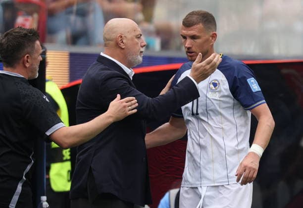 FIFA World Cup, WM, Weltmeisterschaft, Fussball 2026 - Group B - Switzerland vs Bosnia and Herzegovina Bosnia and Herzegovina s head coach Sergej Barbarez (L) shakes hands with Edin Dzeko of Bosnia and Herzegovina who is withdrawn from the FIFA World Cup 2026 group stage match Switzerland against Bosnia and Herzegovina, in Los Angeles, USA, 18 June 2026. LOS ANGELES United States  Copyright: xCRISTOPHERxTORRESx