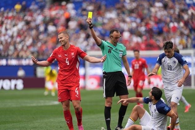 Switzerland v Bosnia and Herzegovina - FIFA World Cup, WM, Weltmeisterschaft, Fussball 2026 - Group B LOS ANGELES, UNITED STATES - JUNE 18: Referee Joao Pedro Silva Pinheiro shows yellow card to Nico Elvedi of Switzerland during the 2026 FIFA World Cup First Stage Group B match between Switzerland and Bosnia and Herzegovina at the Los Angeles Stadium (SoFi Stadium) in Inglewood, California, United States on June 18, 2026. Tayfun Coskun Anadolu California United States. Editorial use only. Please get in touch for any other usage.  Copyright: x2026xAnadoluxTayfunxCoskunx