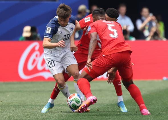 FIFA World Cup, WM, Weltmeisterschaft, Fussball 2026 - Group B - Switzerland vs Bosnia and Herzegovina Esmir Bajraktarevic of Bosnia and Herzegovina (L) in action during the FIFA World Cup 2026 group stage match Switzerland against Bosnia and Herzegovina, in Los Angeles, USA, 18 June 2026. LOS ANGELES United States  Copyright: xCRISTOPHERxTORRESx