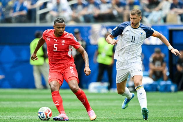 Manuel Akanji of Switzerland (L) runs with the ball under pressure from Edin Dzeko of Bosnia and Herzegovina (R) during a FIFA Men’s World Cup 2026 Group Stage football match between Switzerland and Bosnia and Herzegovina at Los Angeles Stadium, in Inglewood on June 18th 2026 (Photo by Nayra Halm SPP)  Copyright: xNayraxHalm SPPx Sportspressphoto_SPR170068