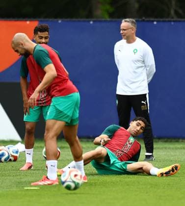 Achraf Hakimi of Morocco and Mohamed Ouahbi head coach of Morocco Morocco Training, 2026 FIFA World Cup, WM, Weltmeisterschaft, Fussball Football, Revolution Training Centre, Foxborough, Massachusetts, USA - 18 Jun 2026Charlotte Atrium Health Performance Park United States of America EDITORIAL USE ONLY No use with unauthorised audio, video, data, fixture lists, club league logos or live services. Online in-match use limited to 120 images, no video emulation. No use in betting, games or single club league player publications.  Copyright: xMichaelxZemanek Shutterstockx 16934887e