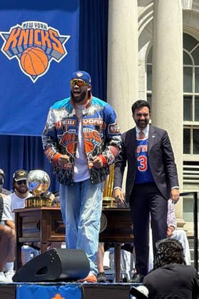 New York City Mayor Zohan Momdani (R) reacts alongside New York Knicks player Karl-Anthony Towns during the NBA, Basketball Herren, USA championship celebration in New York, United States, 18 June 2026. Mamdani at the Knicks celebration: When they tell us something is impossible, we win !ACHTUNG: NUR REDAKTIONELLE NUTZUNG!  Copyright: xSarahxYánez-Richardsx USA1749 20260618-55020640117_1
