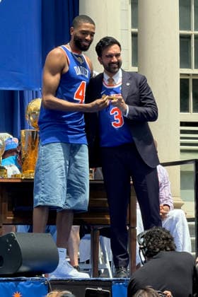 New York City Mayor Zohan Momdani (R) presents the key to the city to New York Knicks player Pacome Dadiet during the NBA, Basketball Herren, USA championship celebration in New York, United States, 18 June 2026. Mamdani at the Knicks celebration: When they tell us something is impossible, we win !ACHTUNG: NUR REDAKTIONELLE NUTZUNG!  Copyright: xSarahxYánez-Richardsx USA1748 20260618-55020640118_1