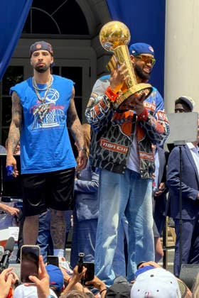 Karl-Anthony Towns (R) of the New York Knicks holds a trophy during the NBA, Basketball Herren, USA championship celebration in New York, United States, 18 June 2026. Mamdani at the Knicks celebration: When they tell us something is impossible, we win !ACHTUNG: NUR REDAKTIONELLE NUTZUNG!  Copyright: xSarahxYánez-Richardsx USA1755 20260618-55020640128_1