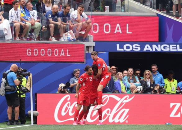 FIFA World Cup, WM, Weltmeisterschaft, Fussball 2026 - Group B - Switzerland vs Bosnia and Herzegovina Johan Manzambi of Switzerland (C) celebrates with teammates after scoring the 3-0 goal during the FIFA World Cup 2026 group stage match Switzerland against Bosnia and Herzegovina, in Los Angeles, USA, 18 June 2026. LOS ANGELES United States  Copyright: xCRISTOPHERxTORRESx