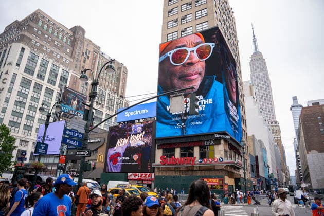 New York Knicks NBA, Basketball Herren, USA Championship Parade A billboard of Spike Lee is seen in Midtown Manhattan as New York Knicks fans gather in Lower Manhattan to celebrate the Knicks NBA Championship parade in New York, New York, on June 18, 2026. The New York Knicks defeated the San Antonio Spurs to win the NBA Championship in game 5 of the series. New York United States  Copyright: xThomasxHenggex originalFilename:hengge-notitle260618_npRbo.jpg