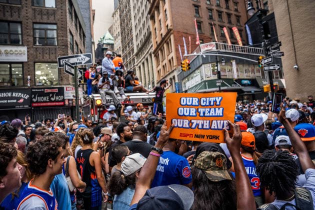 New York Knicks NBA, Basketball Herren, USA Championship Parade New York Knicks fans climb on a garbage truck as people gather in Lower Manhattan to celebrate the Knicks NBA Championship parade in New York, New York, on June 18, 2026. The New York Knicks defeated the San Antonio Spurs to win the NBA Championship in game 5 of the series. New York United States  Copyright: xThomasxHenggex originalFilename:hengge-notitle260618_npthl.jpg