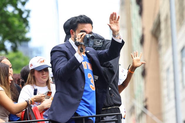 New York Knicks Championship Parade New York City Mayor Zohran Mamdani rides a float with New York Knicks players during a parade up Broadway in New York, New York, on June 18, 2026. New York City N.Y. United States  Copyright: xGordonxDonovanx originalFilename:donovan-knicksch260618_npe72.jpg