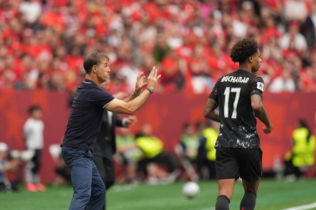 Canada v Qatar - FIFA World Cup, WM, Weltmeisterschaft, Fussball 2026 - Group B VANCOUVER, CANADA - JUNE 18: Head coach of Qatar Julen Lopetegui gives tactics during the 2026 FIFA World Cup First Stage Group A match between Canada and Qatar at BC Place Stadium in Vancouver, Canada on June 18, 2026. Ercin Erturk Anadolu British Columbia Canada. Editorial use only. Please get in touch for any other usage.  Copyright: x2026xAnadoluxErcinxErturkx
