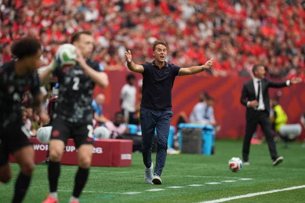 Canada v Qatar - FIFA World Cup, WM, Weltmeisterschaft, Fussball 2026 - Group B VANCOUVER, CANADA - JUNE 18: Head coach of Qatar Julen Lopetegui gives tactics during the 2026 FIFA World Cup First Stage Group B match between Canada and Qatar at BC Place Stadium in Vancouver, Canada on June 18, 2026. Ercin Erturk Anadolu British Columbia Canada. Editorial use only. Please get in touch for any other usage.  Copyright: x2026xAnadoluxErcinxErturkx